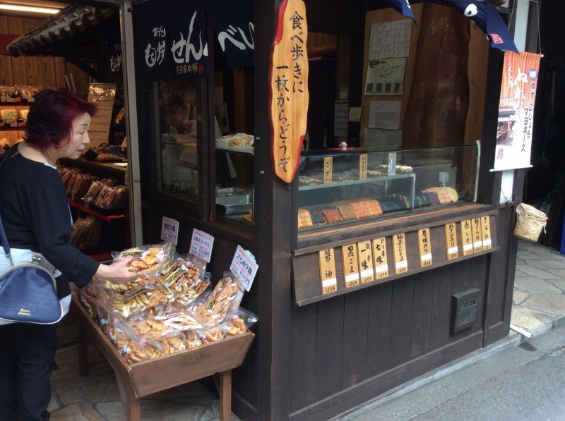 <p>Teragoya rice cracker store - The smell of grilling rice crackers at this shop loosens my purse.</p>
