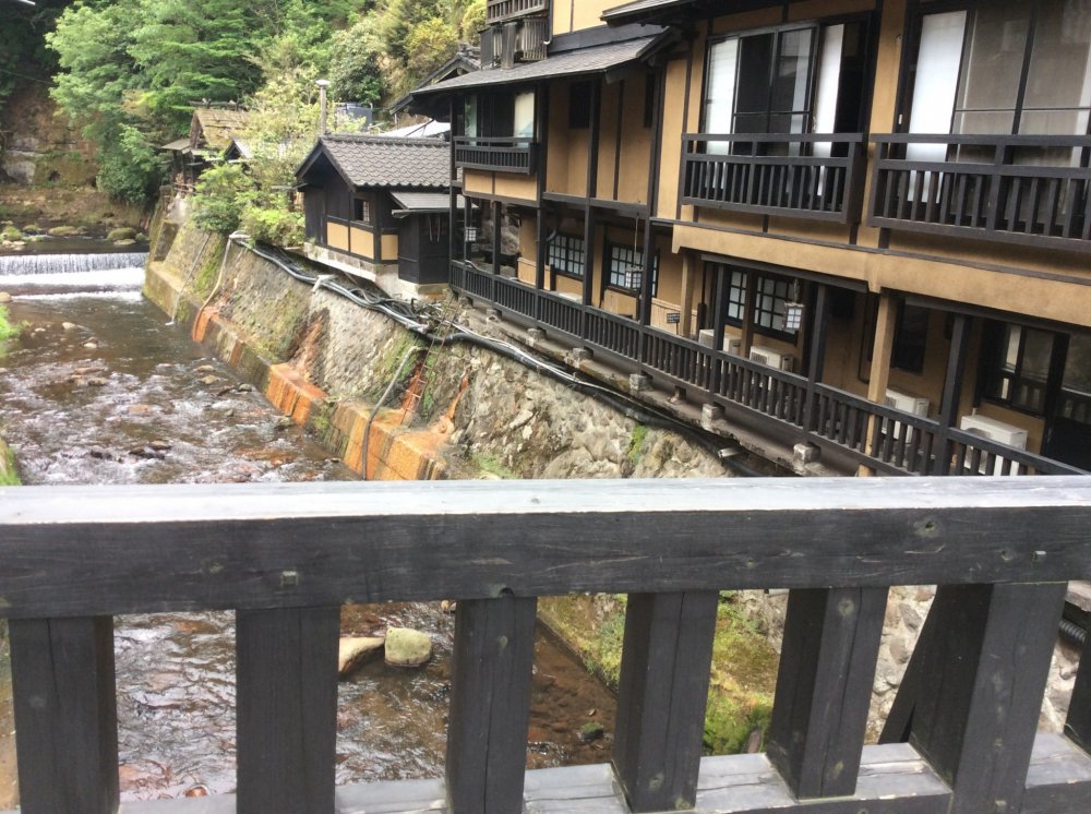 川端の温泉宿（山の宿新明間館）を橋の上から眺める、なかなか風情だ。