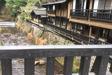 <p>Looking at the riverside inn (Yama no yado Shinmeikan) from the bridge, what a view!</p>
