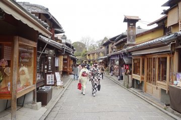 <p>บนถนน ซานเน็นซะกะ นิเน็นซะกะ คุณจะเห็นสาวๆ แต่งตัวชุดกิโมโนเดินกันขวักไขว่</p>