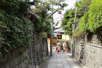 <p>ซอกซอยเล็กๆ ที่แยกจากถนน ซานเน็นซะกะ นิเน็นซะกะมีบ้านไม้แบบญี่ปุ่นอยู่หลายหลังให้ชม และเงียบสงบ</p>