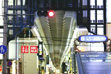 <p>The entrance of Shinsaibashi-suji, crowded with people.&nbsp;</p>