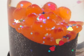 <p>A close up as the glitter falls on the salmon egg roe.&nbsp;</p>