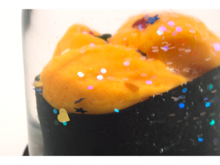 Close up of glitter coating the sea urchin. Looks unbelievably real!&nbsp;