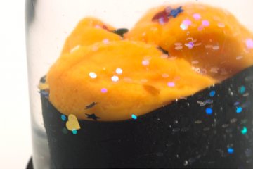 <p>Close up of glitter coating the sea urchin. Looks unbelievably real!&nbsp;</p>