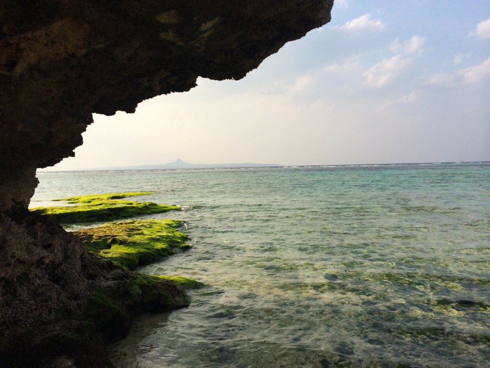Visita &agrave; Praia Esmeralda depois da ida&nbsp;ao aqu&aacute;rio mundialmente famoso de Okinawa