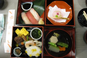 <p>О-бенто в кабуки. Так как лето, из овощей были вырезаны фигурки, относящиеся к этому времени года.</p>