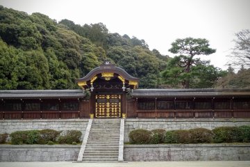 <p>สุสานแห่งภูเขาซึตคิโนะวะ (Tsukinowa) สุสานที่ฝังพระศพของจักรพรรดิญี่ปุ่นหลายพระองค์</p>