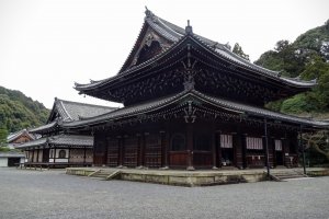 อาคาร พระวิหารหรือที่เรียกในภาษาญี่ปุ่นว่า บุซึตเด็น (Butsuden) อาคารที่ประดิษฐานพระพุทธรูป