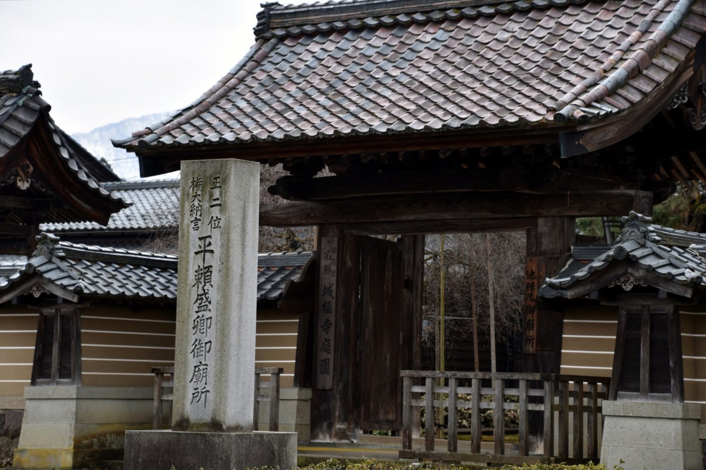 Main gate of Jofukuji Temple. The stone marker of Taira-no Yorimori stands in front of it. He was a step-brother of the samurai ruler Taira-no Kiyomori and the real son of Ike-no Zenni, who saved the life of Minamoto-no Yoritomo.
