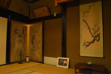 <p>The picture on the tatami mat in the center was taken when the current head of Fukui Matsudaira Clan visited this temple.</p>