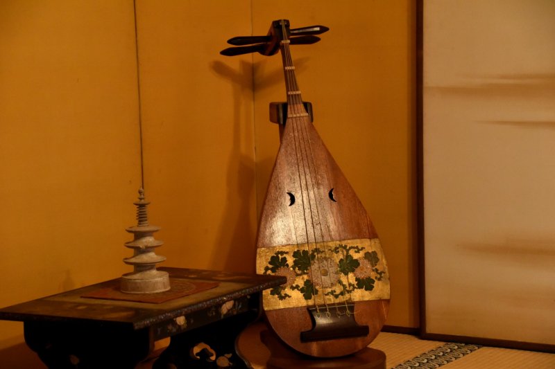 <p>Beautiful Japanese lute (Biwa) displayed in a room which once received the lords of Fukui Matsudaira Clan</p>