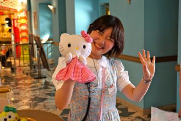 <p>Sayonara from Hello Kitty and a Sanrio Puroland staff member!</p>