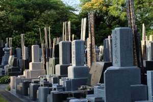 Les tombes japonaises et tablettes fun&eacute;raires, du respect des traditions &agrave; la sobri&eacute;t&eacute;
