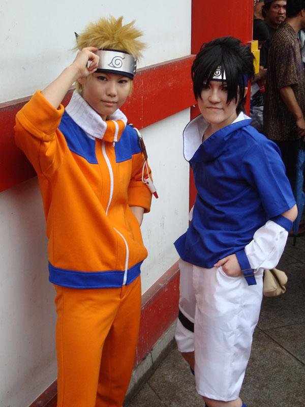 Cosplayers tạo dáng trước cuộc diễu hành. Đây là Uzumaki Naruto và Uchiha Sasuke từ Naruto.