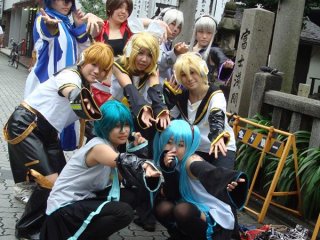 Một nhóm các cosplayer Vocaloid cùng nhau tạo dáng trước cuộc diễu hành