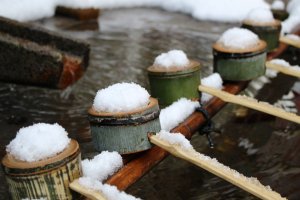 Um chozuya com neve no inverno
