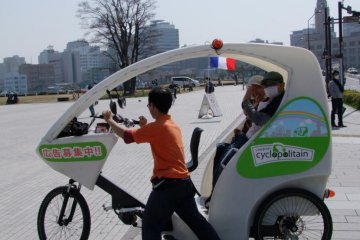 The unique&nbsp;Cyclopolitain Taxi may be slow, but passengers can enjoy great views of Yokohama.