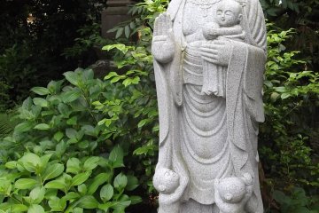 <p>One of the statues in the garden before the main hall</p>