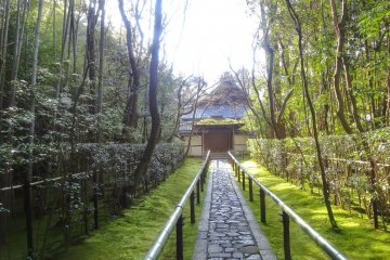 <p>ทางเดินที่เรียงรายด้วยป่าไผ่ของวัดโคะโตะ-อิน</p>