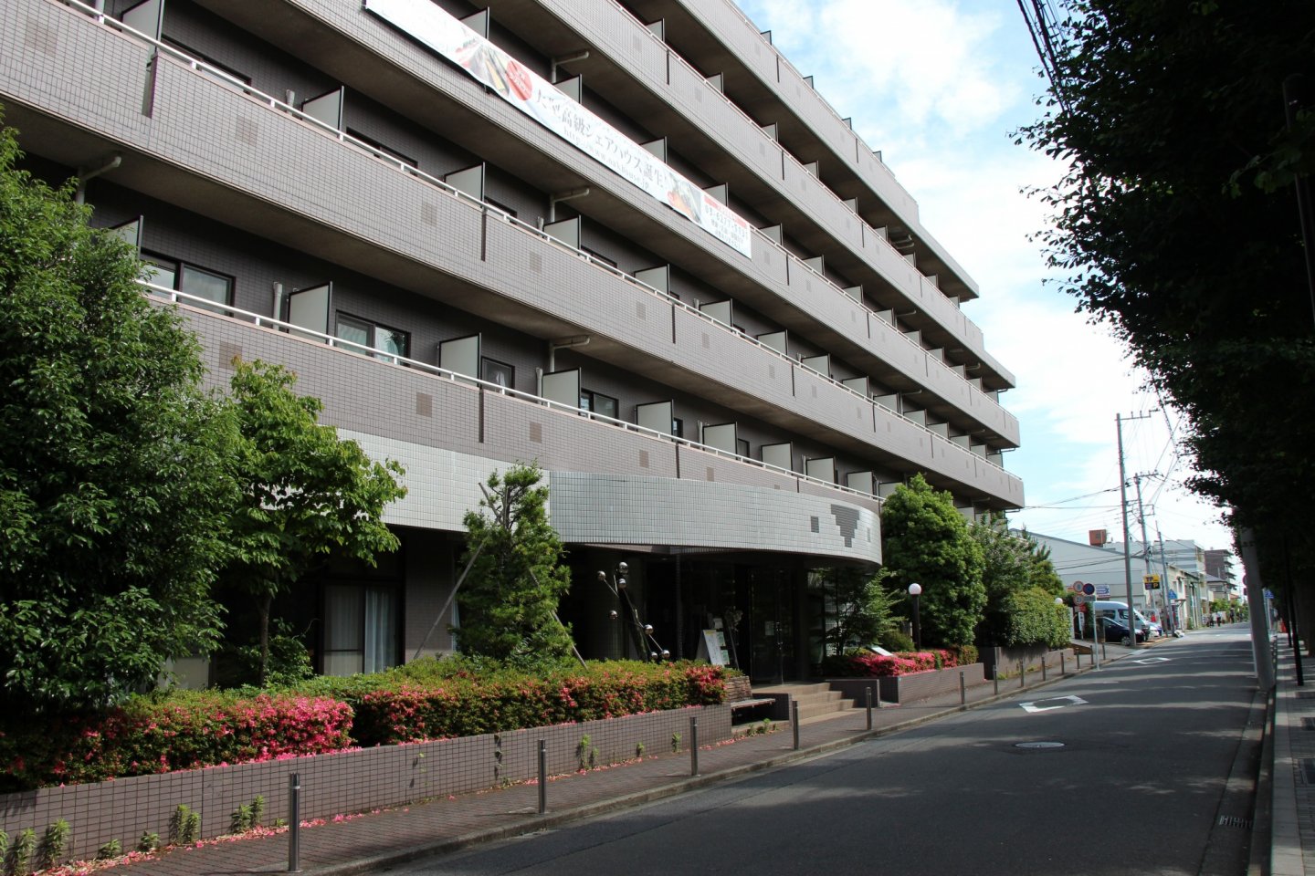 Oakhouse Sagihamara se situe à Fuchinobe, en banlieue ouest de Tokyo, face à une université, et à 7 min à pieds seulement de la gare
