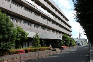 Oakhouse Sagihamara se situe &agrave; Fuchinobe, en banlieue ouest de Tokyo, face &agrave; une universit&eacute;, et &agrave; 7 min &agrave; pieds seulement de la gare