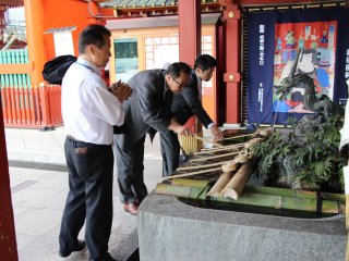 Aux alentours de midi, de nombreux salarymen viennent au sanctuaire pour prier