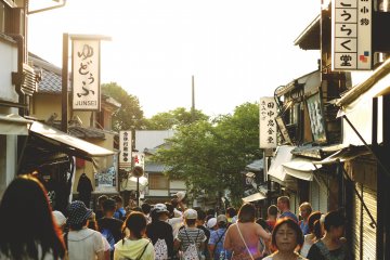 <p>Walking back down from Kiyomizudera in the afternoon sun</p>