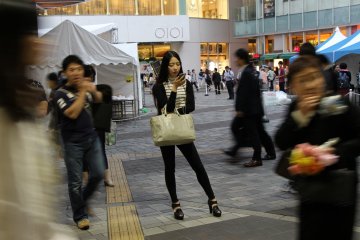 <p>Using a soft focus to enhance one person in the crowd</p>