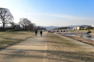 <p>ปั่นจักรยานเที่ยวกลางเมืองเกียวโต เลียบแม่น้ำคะโมะ (Kamo)</p>