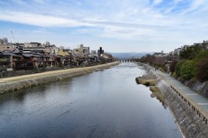 ริมแม่น้ำคะโมะ จะมีเส้นทางเดินหรือทางจักรยานขนาบทั้งสองฝั่ง
