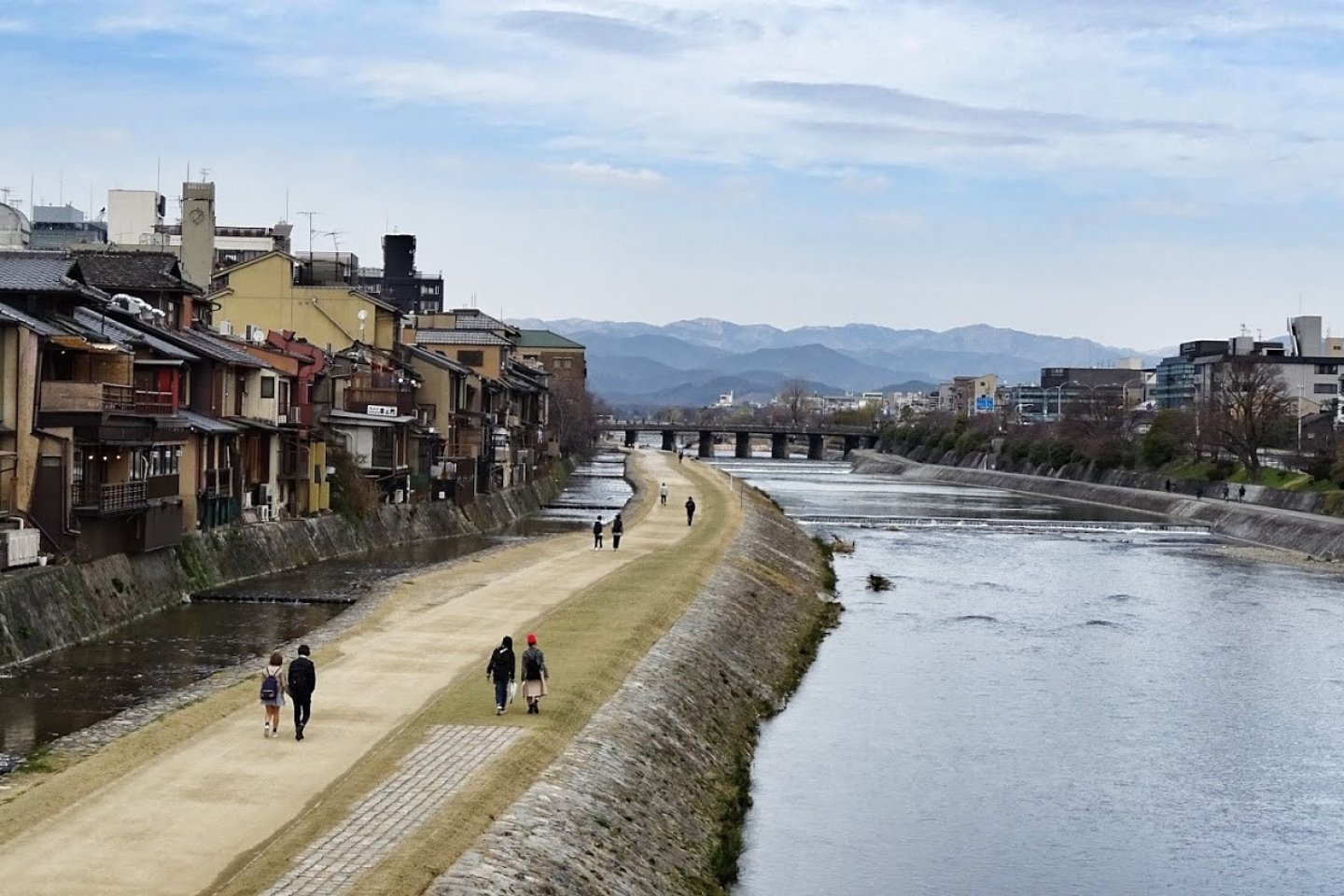 แม่น้ำคะโมะที่แสนงดงาม เป็นแม่น้ำสายสำคัญที่ไหลผ่านกลางเมืองเกียวโต
