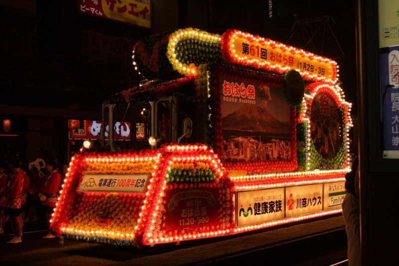 11월 2일 축제는 저녁에 시작한다. 특수도시의 전차는 장식되어 불이 켜진다