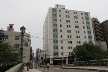 โรงแรม MyStays Yokohama ตั้งอยู่ในอาคารขนาดใหญ่ คุณสามารถมองเห็นได้จากสถานี Koganecho 
