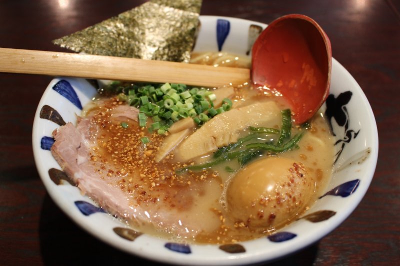 <p>Iekei-style ramen. Nanashi/Baisen ramen topped with roasted garlic and sesamic.</p>