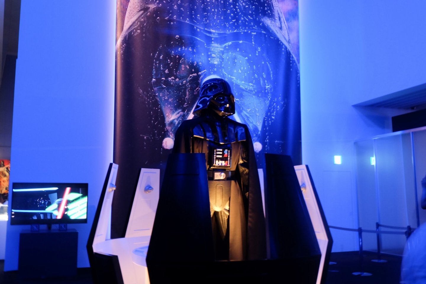 Dart Vader menyambut pengunjung untuk merasakan "the force" dalam pameran megah ini