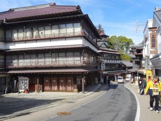 เป็นเวลากว่า 300 ปีที่ร้านค้า ร้านอาหาร บนถนนโอะโมะเตะซันโดะ สายนี้ได้เปิดประตูต้อนรับแขกผู้มาเยือน