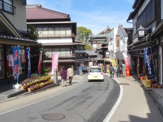 ร้านอาหารและร้านค้าบนถนนโอะโมะเตะซันโดะ