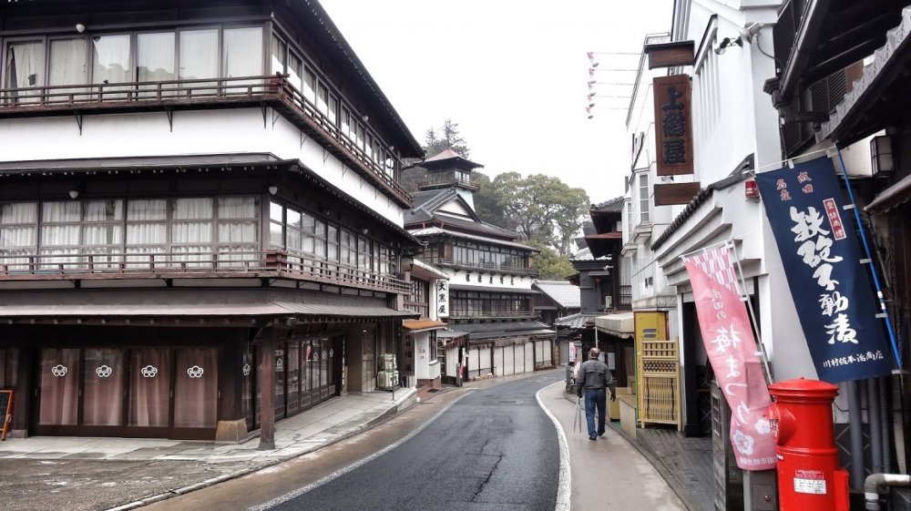 ถนนโอะโมะเตะซันโดะ (Omotesando) เป็นเส้นทางที่พาไปสู่วัดนาริตะซาน ชินโชะจิ