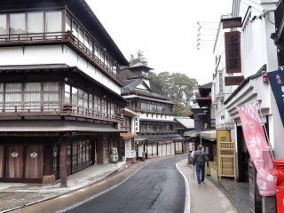 ถนนโอะโมะเตะซันโดะ (Omotesando) เป็นเส้นทางที่พาไปสู่วัดนาริตะซาน ชินโชะจิ