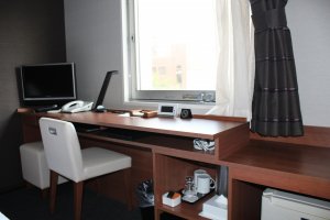 Un bureau avec beaucoup de rangements est un bon endroit pour travailler ou planifier un voyage avec le Wifi gratuit.