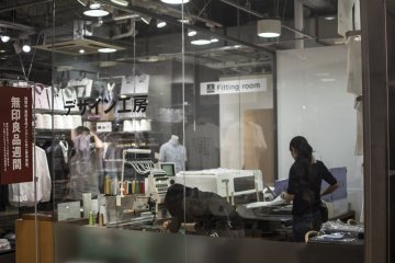 <p>The &#39;Design Factory&#39;. An interesting service provided only at MUJI Yurakucho, where customers can design T-shirts and watch their creations get printed on the spot!&nbsp;</p>