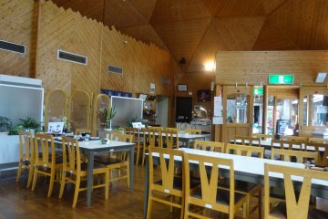 <p>&nbsp;The interior is spacious, offering both regular tables and tables on the tatami</p>