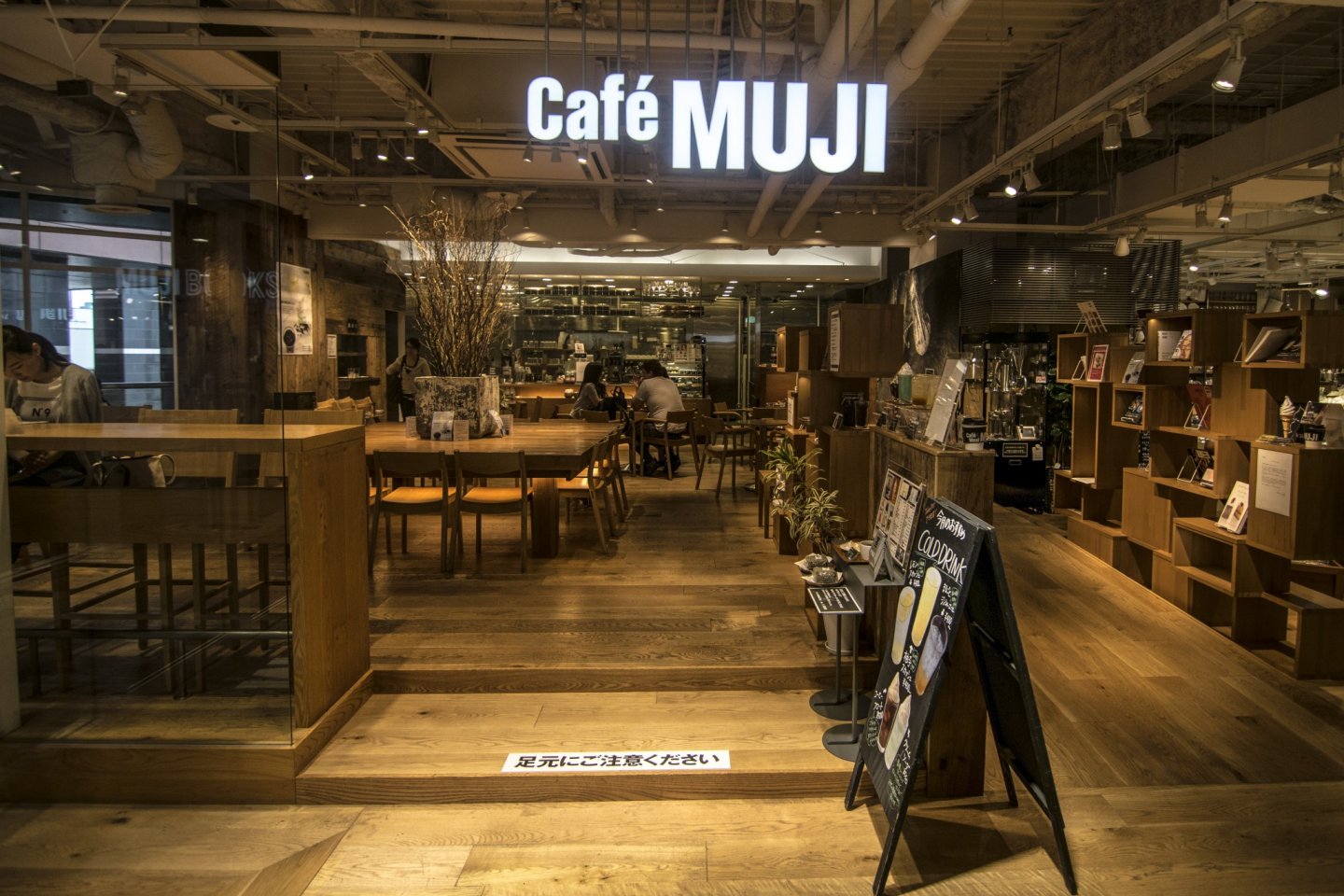 Visitors from the entire Kyushu Region, as well as the nearby Chugoku Region flock here to visit the one and only Café & Meal MUJI (Canal City Fukuoka) in Fukuoka and Kyushu.