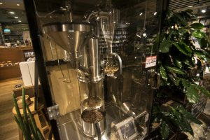 I found this interesting coffee brewing contraption in&nbsp;Caf&eacute; &amp; Meal MUJI (Canal City Fukuoka), which is always on and roasting coffee beans. You can get a fresh packet from the machine for only &yen;100.