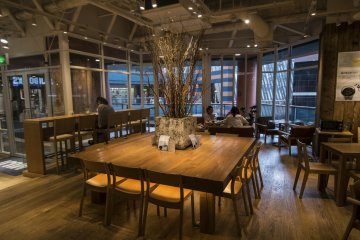 <p>This large table seats 12 customers together here at&nbsp;Caf&eacute; &amp; Meal MUJI (Canal City Fukuoka).</p>