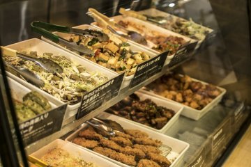 <p>Don&#39;t they make your mouth water? The dishes are displayed prominently at the counter, and you can pick them as you see them.</p>