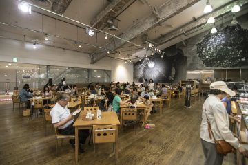 <p>The interior of&nbsp;Caf&eacute; &amp; Meal MUJI (Yurakucho). Even with so many tables,&nbsp;Caf&eacute; &amp; Meal MUJI (Yurakucho) is always almost filled with hungry customers who have just finished their shopping.</p>