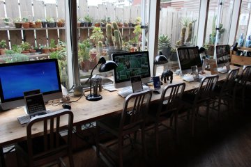 <p>咖啡館内提供免費電腦供客人使用</p>