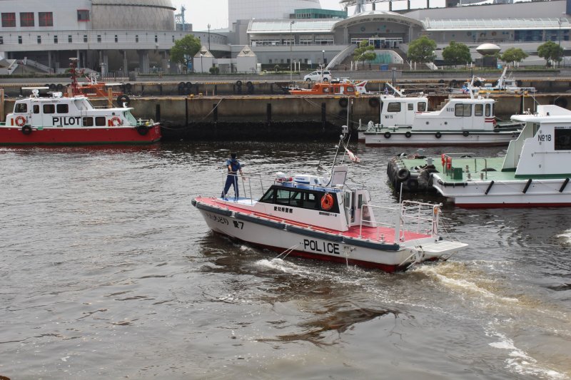 <p>A police boat setting off</p>